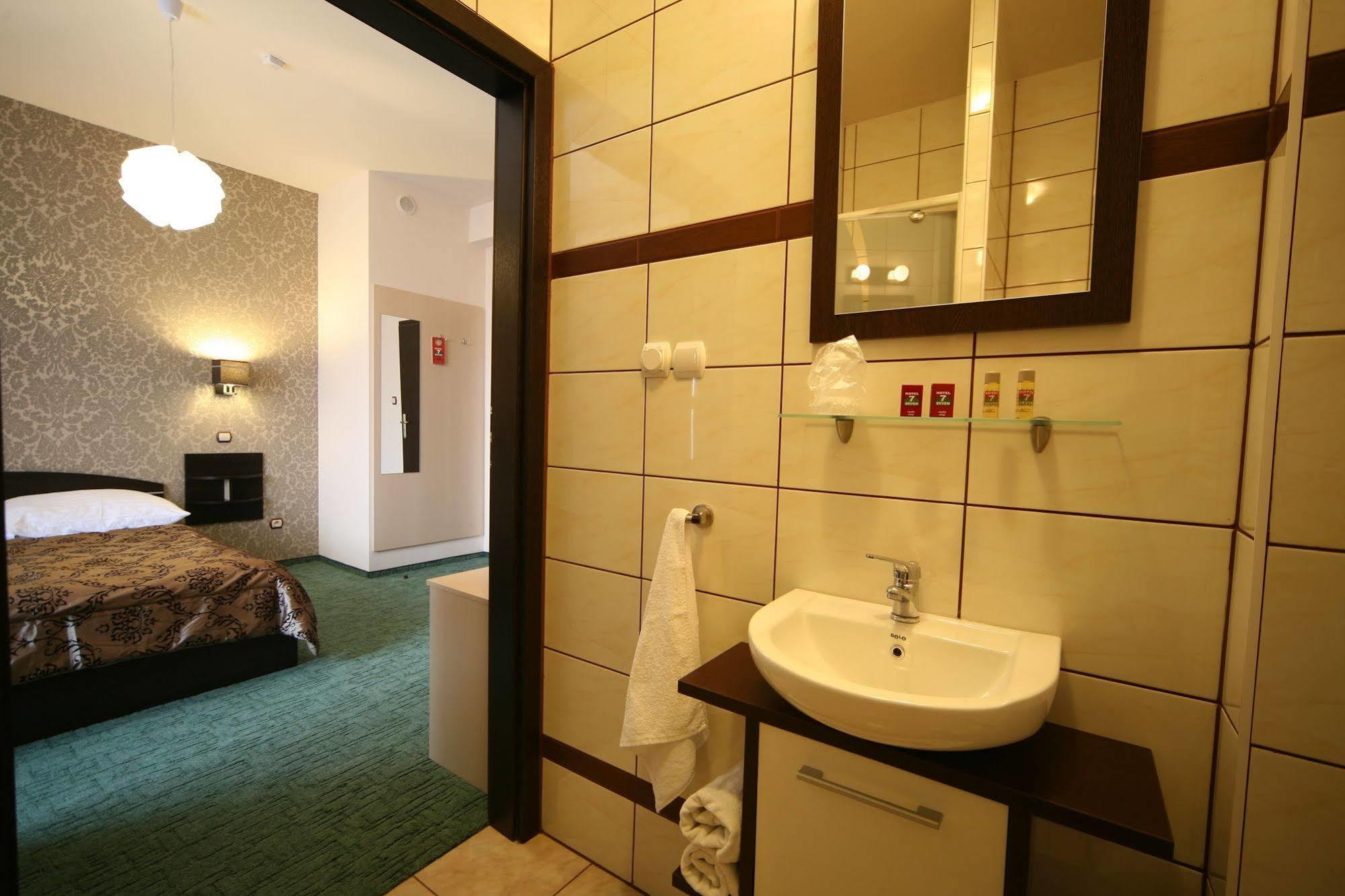 Hotel Seven 7 Калиш Экстерьер фото