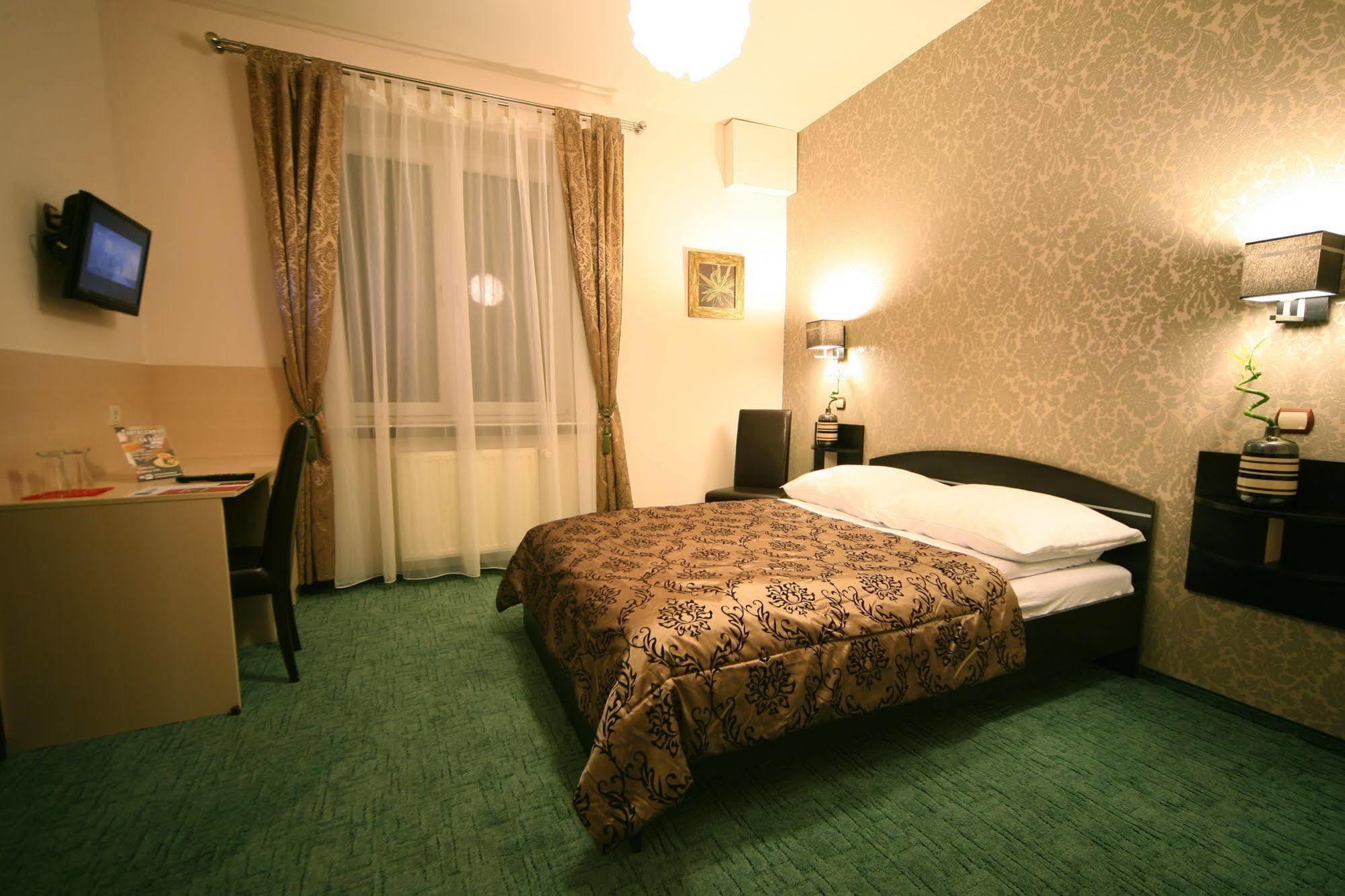 Hotel Seven 7 Калиш Экстерьер фото
